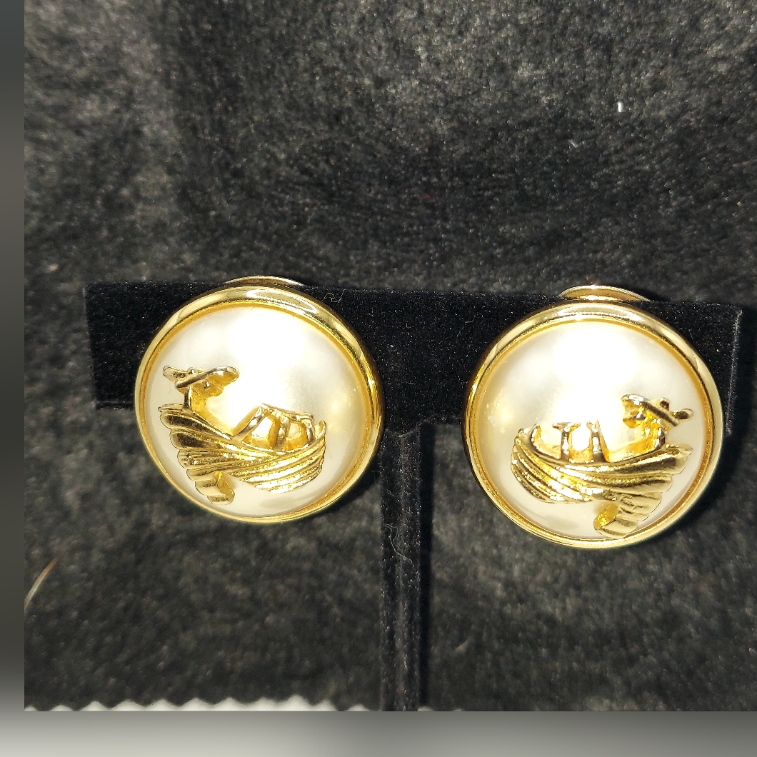 Vintage Salvatore Ferragamo Gold Plated Faux Pearl Earrings Clip On 199$
